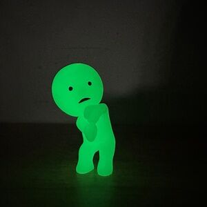 SMISKI SERIES 1 - PEEKING - GLOW IN THE DARK FIGURE AUTHENTIC LUMINOUS DOLL 2015